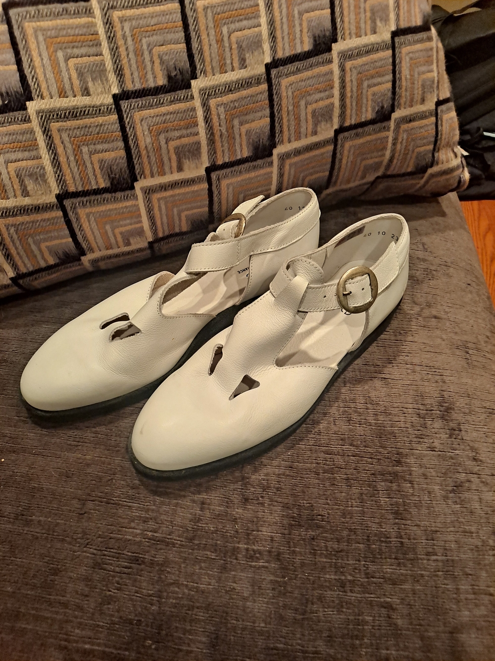 Arche 10 Women's White T-Strap Leather Flats with Buckle